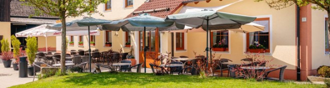 Biergarten im Landgasthaus Schmidt in Aichazandt