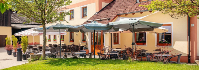 Biergarten im Landgasthaus Schmidt in Aichazandt