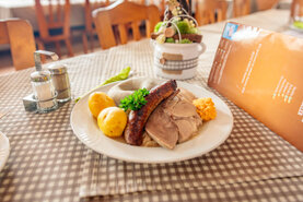 Schlachtschüssel im Landgasthaus Schmidt in Aichazandt